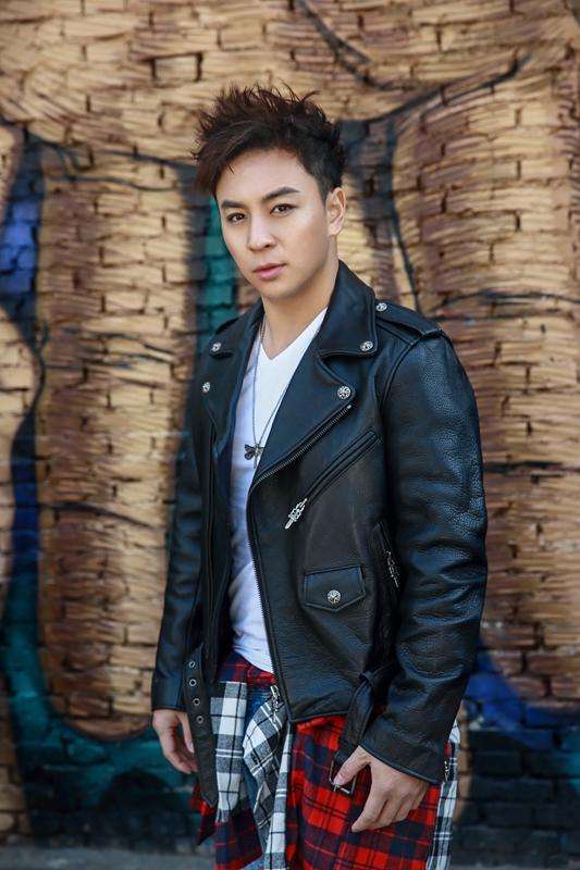 贴身助理兼司机任先生开车,胡歌和公司另外一名女助理张冕坐在后面