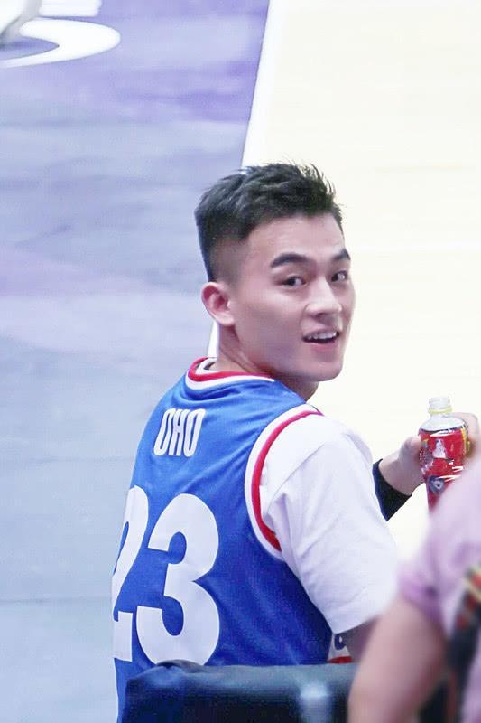 欧豪穿花色牛仔衣现身,头发不能再短了,看着像光头了!