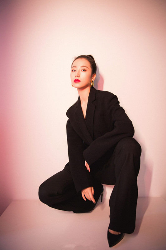 周雨彤黑色西装套装干练又时尚,职场女性可以参考