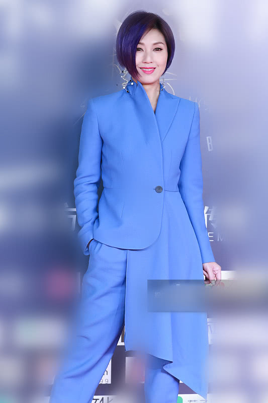 顶一头粉色短发亮相,44岁的她颜值真抗打