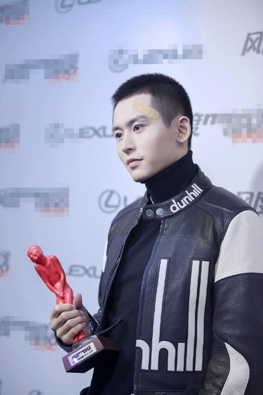 张哲瀚穿短款皮衣,搭配一条九分裤,小哲这套搭配好显高!