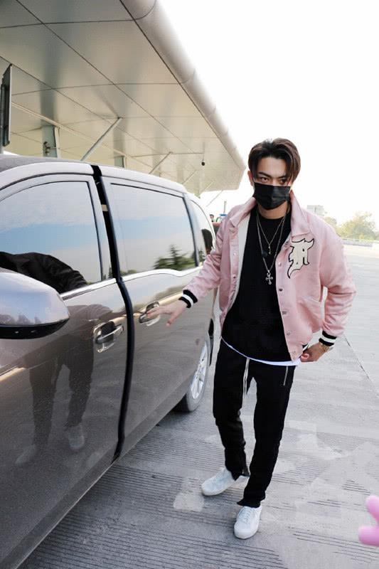 许凯戴链子和金手表现身,外穿粉色棒球服,却穿出男人味!