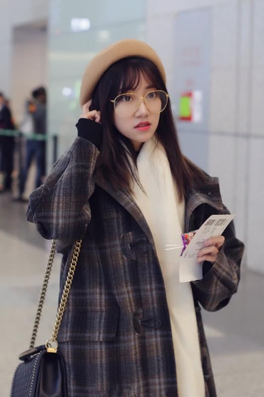 snh48成员冯薪朵现身,三件单品穿出文艺范,很适合小个子!