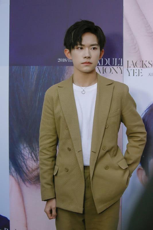 易烊千玺生日会前的造型穿卡其色西装显成熟头发剪短帅多了
