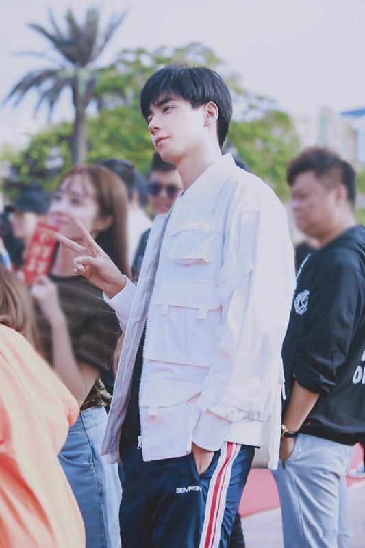 胡一天穿白色夹克配运动裤模样清新帅气盛淮南本人了