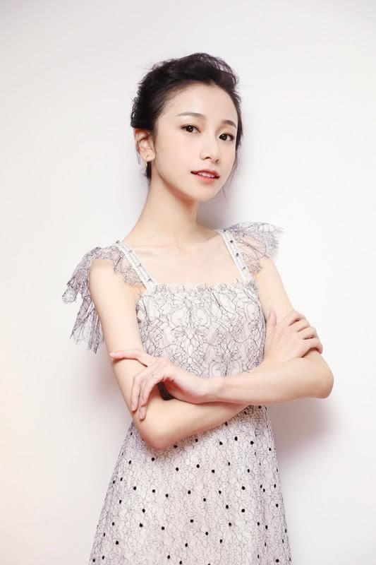 姜梓新拍时尚大片,穿格纹西装显帅气,穿红色裙子女人味满满!