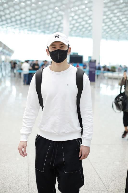张哲瀚穿白色卫衣,搭配了"大口袋"牛仔裤,看上去很潮很有范!