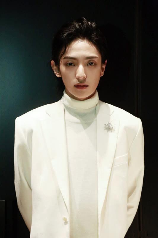 赵天宇给出黑色羽绒服新搭配,配一条格纹裤,时髦和帅气了很多!