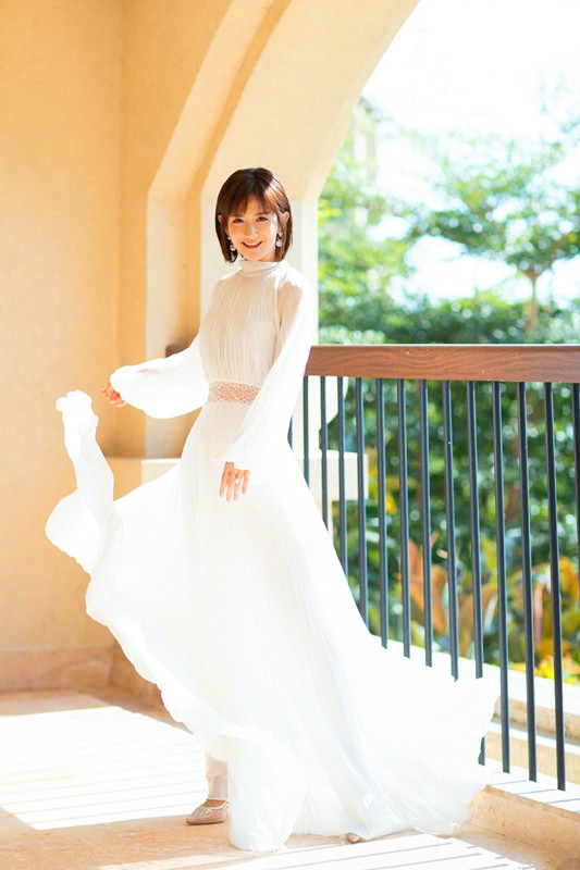 女星同穿牛奶裙热巴像路人秦岚最性感赵丽颖女人味十足