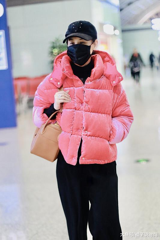 36岁黄圣依穿芭比粉羽绒服嫩回二八少女, 一身全黑内搭高挑又贵气