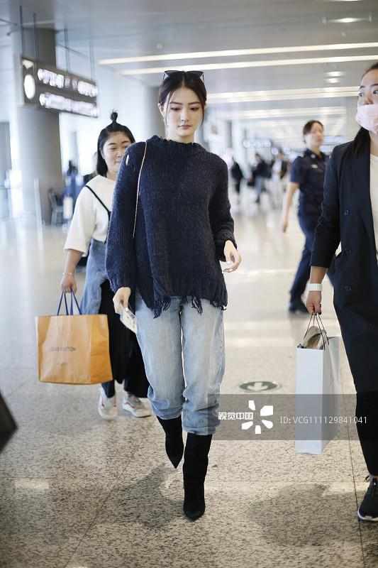 徐璐穿错牛仔裤就胖十斤搭短靴真是土气,网友:颜值都拯救不了