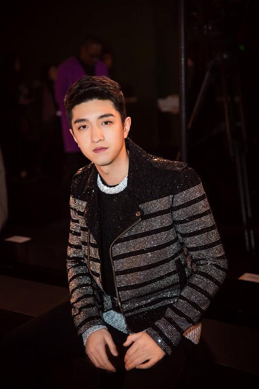 金瀚又换了款发型,做了一个逗号发型,形象上时髦多了!