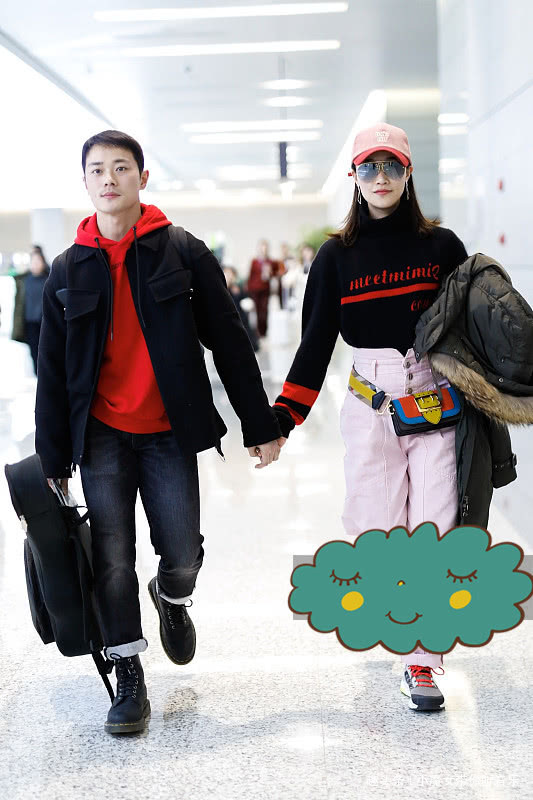 蓝盈莹携曹骏出门,蓝盈莹穿高领配粉色高腰裤很甜,曹骏很有范!