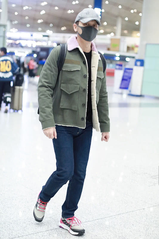 李晨穿撞色羊羔领夹克配牛仔裤穿粉色鞋带运动鞋够潮够有型