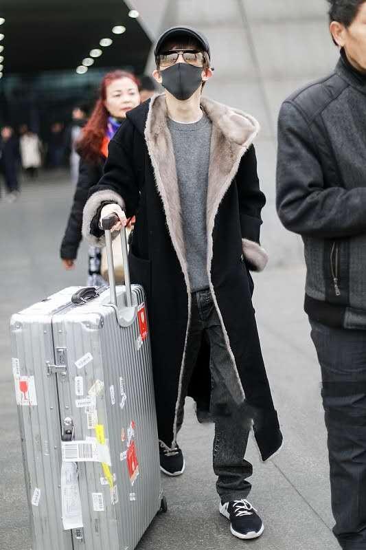 郭敬明厉害了!1米5也敢穿及踝大衣,推比腿长行李箱依旧气场强