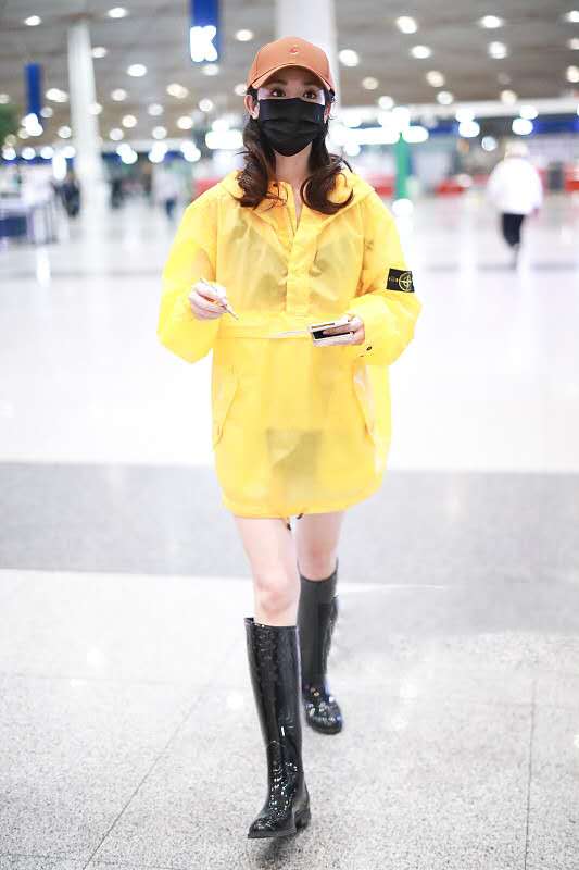 彭小苒演技脸庞双在线黄雨衣配黑雨靴还是能穿出穿搭感厉害的