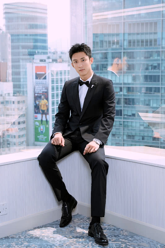 黄景瑜清秀帅气,穿浅色牛仔衣搭铅笔裤,男生这么穿可帅了!