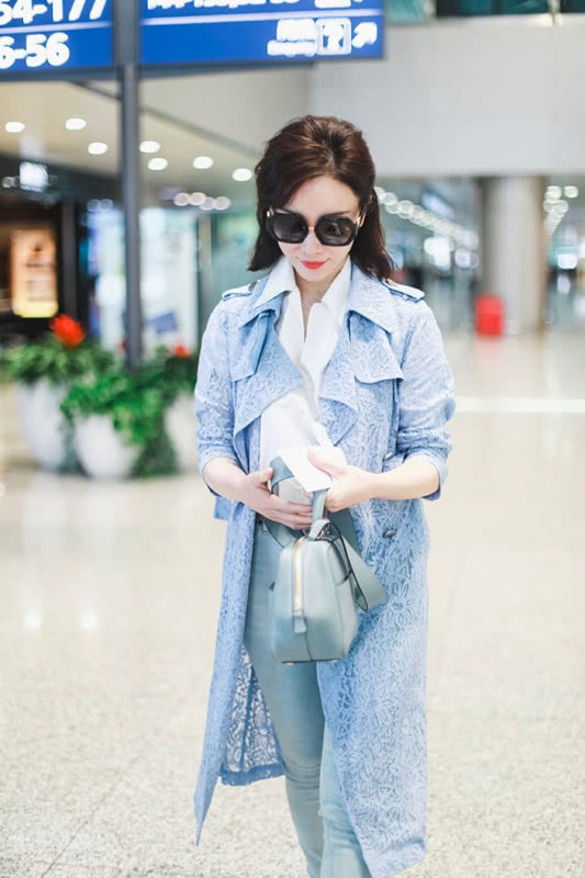 陈数不像过了40岁穿蕾丝款淡蓝色风衣现身有风度气色好