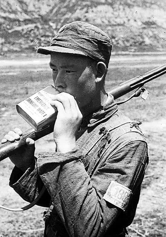 日军伪装八路军,进村设宴欢迎,只因不爱吃一菜,立马全军团灭!