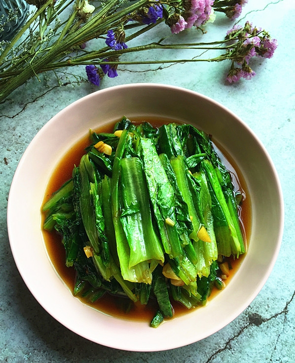 原材料:麦菜400克,大蒜20克 配料:蚝油15ml,精盐2克,猪油10克,食用油