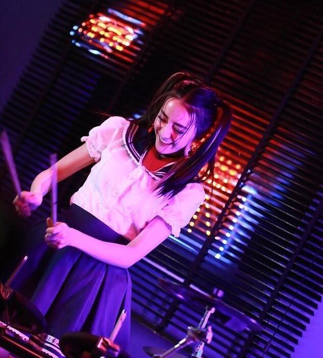 没见过的另一面热巴扎着马尾敲架子鼓笑的停不下来很嗨