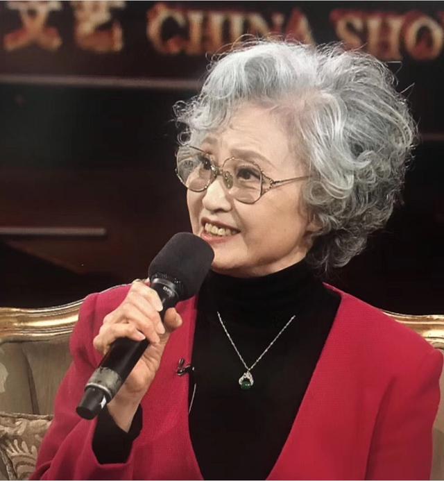 76岁杨春霞近照曝光,因扮演"白骨精"成经典,现满头白发仍健朗