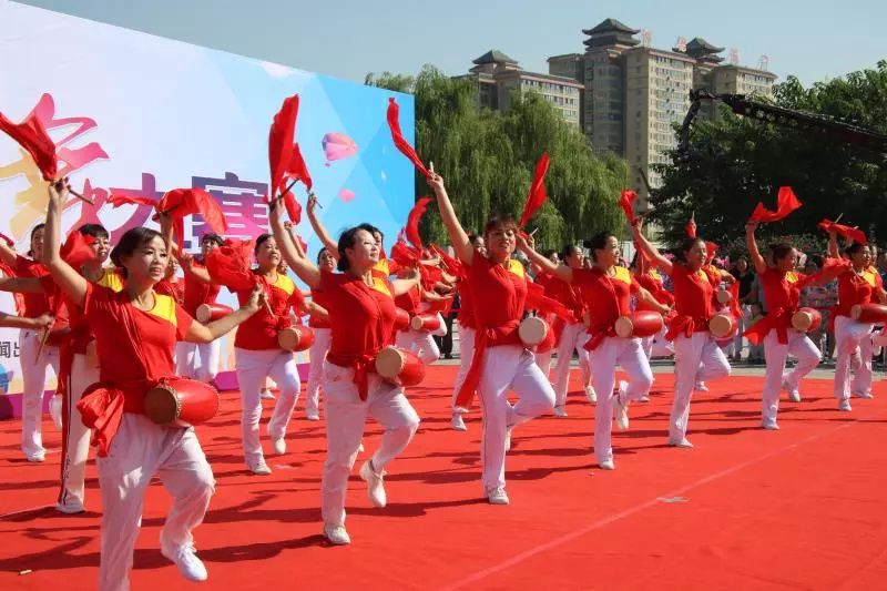 咸阳市举行群众广场舞展演活动