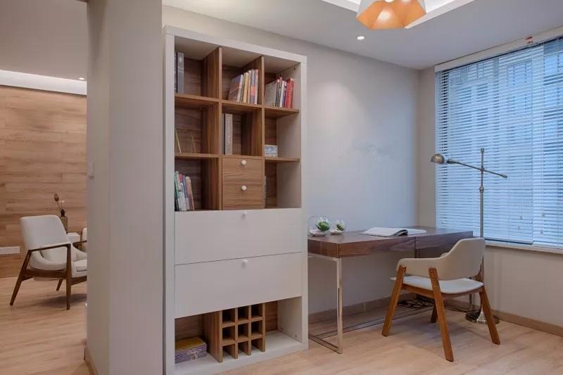 另外,有些独立式书架可以充当不同功能区域之间的隔断,不会完全阻碍