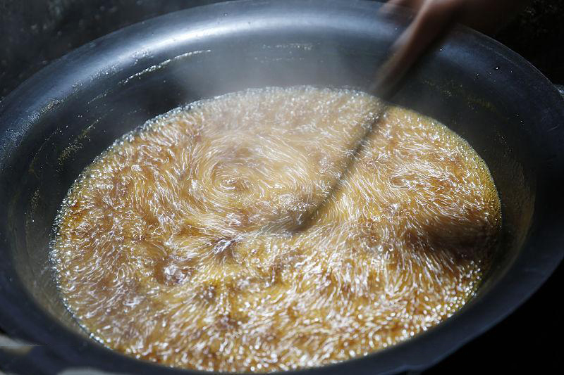 炒糖色应该用油还是用水?厨师教你正确做法,必定让你一次成功!