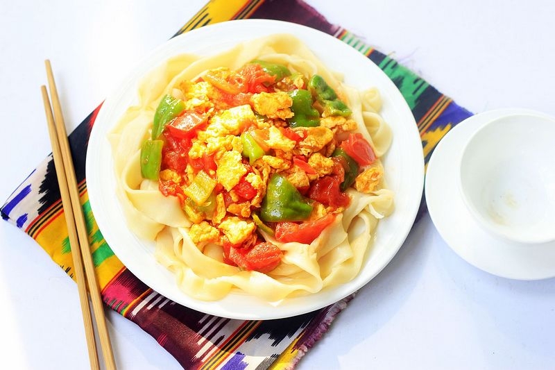 西辣蛋最常见的搭配就是拌面,这是在大小拌面馆里都有的,也是一道很