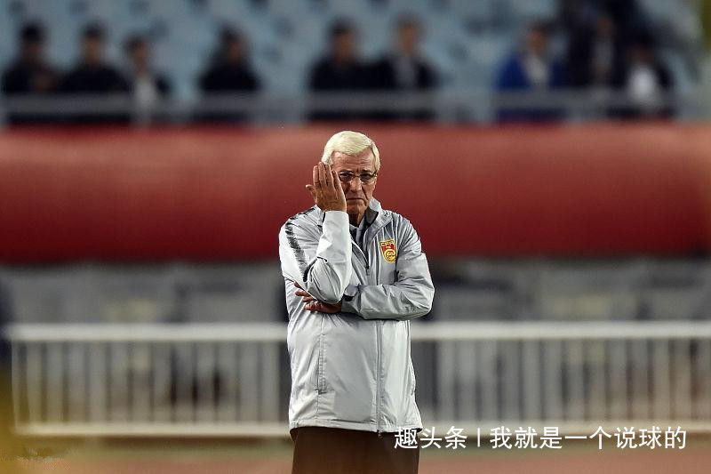 恒大输球后,看台上里皮的表情亮了:这是我曾经带过的恒大吗?