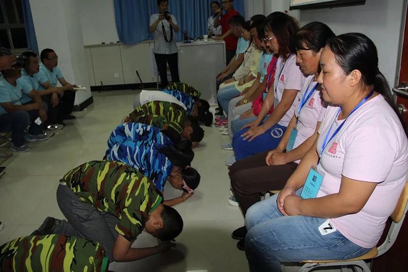 感恩教育用下跪向父母磕头,到底是仪式?还是形式?