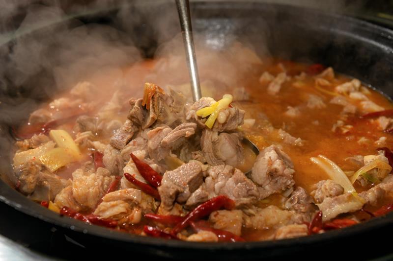 大口吃肉,大口喝酒,西安街道上的铁锅炖羊肉