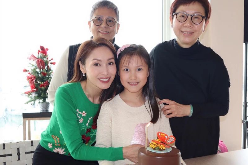 48岁郭可盈一家三口近照簇拥画面超有爱8岁女儿已长成小公主