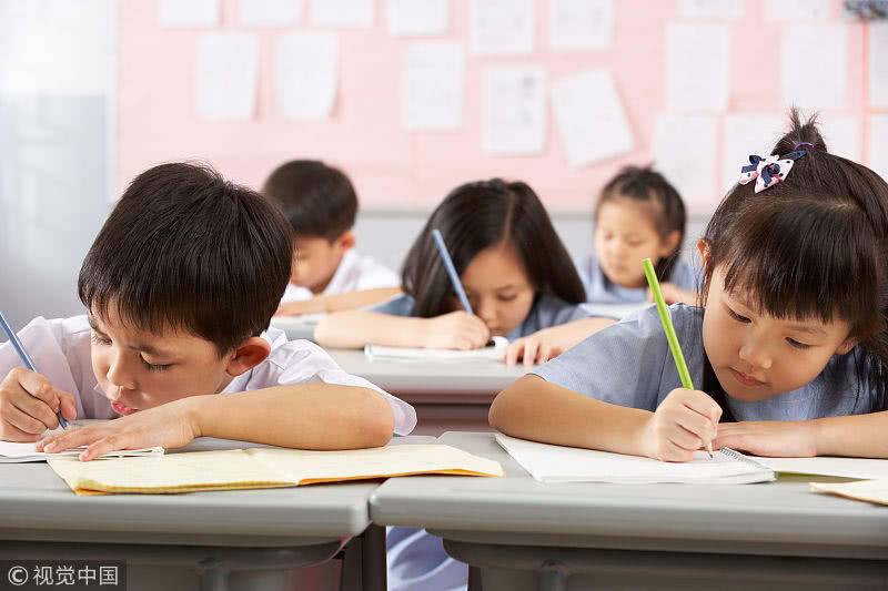小学生上课说话,老师偏心,只惩罚学习成绩差,家长炸锅了!|老师|差生|惩罚_新浪新闻