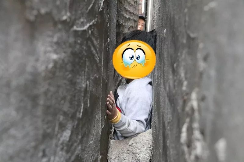 广西一熊孩子悬空卡在墙缝里!这可难倒消防蜀黍了:怎么救?