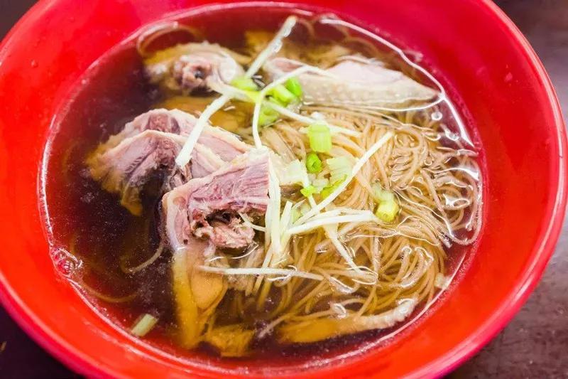厦门鸭肉面线,鸭汤香气十足,面线爽口,一口汤入口,暖胃更暖心
