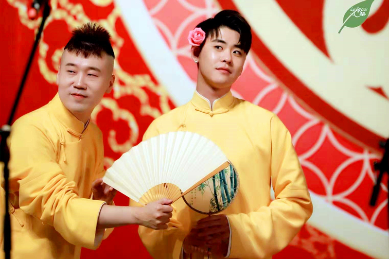 张云雷当伴郎张云雷被拽伤后西装现身好友婚礼还和伴娘牵手了