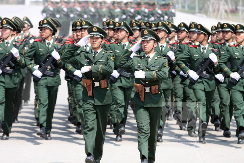 新兵在训练中投手榴弹失手,手榴弹爆炸瞬间,班长英勇威武