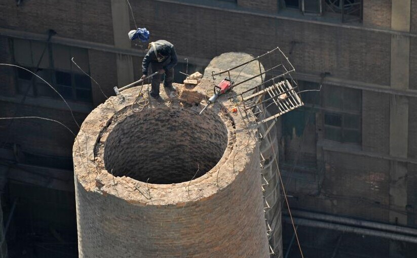 烟筒,不是亲眼所见,真不知道他的胆子有多大|胆子|烟囱|大叔_新浪新闻