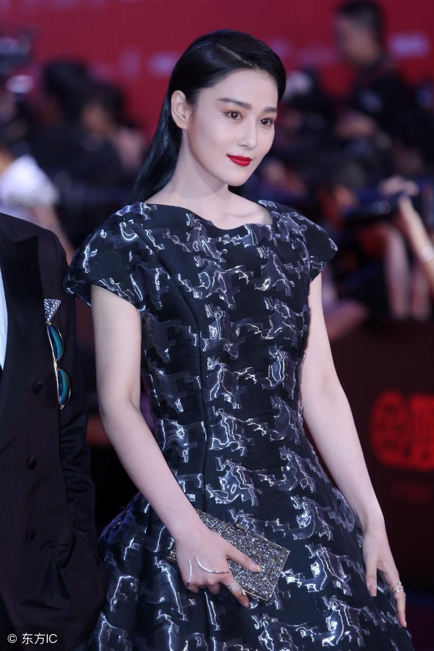 张馨予一身宽大黑色长裙现身某红毯, 浓妆的赤焰红唇十分耀眼