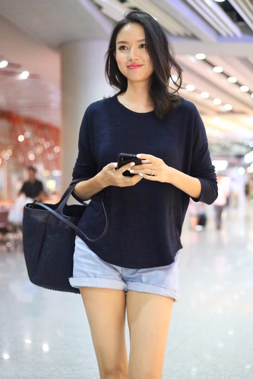 张梓琳超短裤大秀长腿,上衣太薄印出"内搭",真是难以忽视