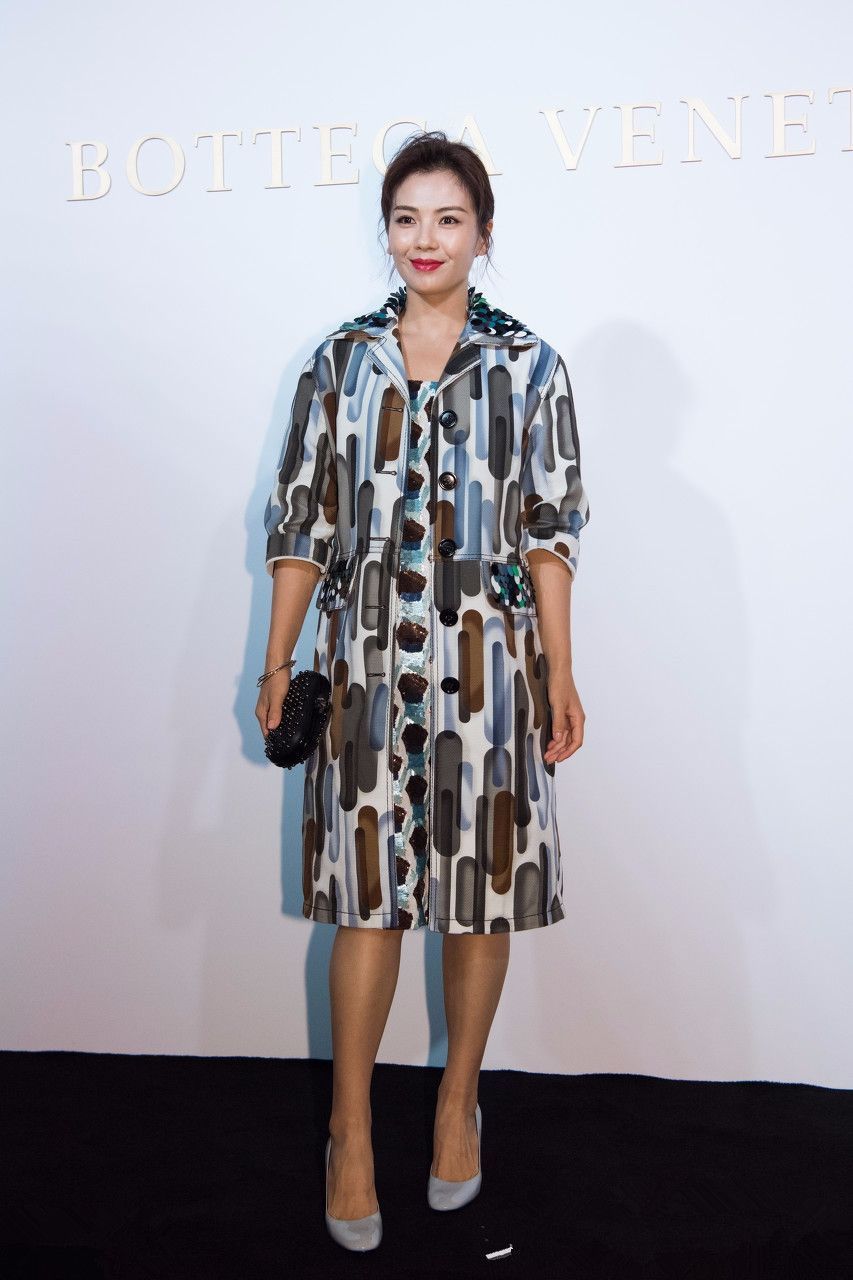 刘涛穿一字肩上衣手臂勒出一大圈肉,袖子也绷得好紧,满屏尴尬