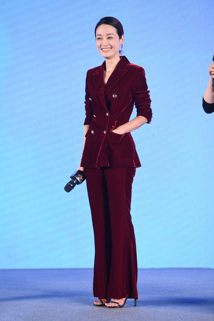 马伊琍连衣裙配裤子,踩着细针高跟鞋,简直不要太漂亮!