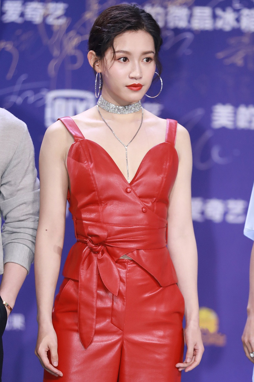 苏青胆真大红色吊带皮衣大露背惊艳全场一般人穿不出这高级感