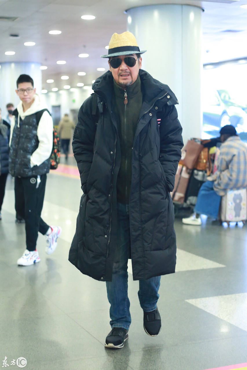 张国立现身机场这身打扮酷毙了