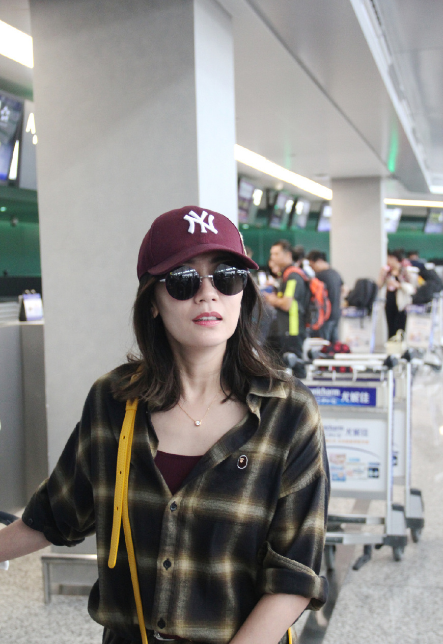 贾静雯身穿格纹衬衫 黑色紧身裤现身,青春靓丽,真冻龄美人!