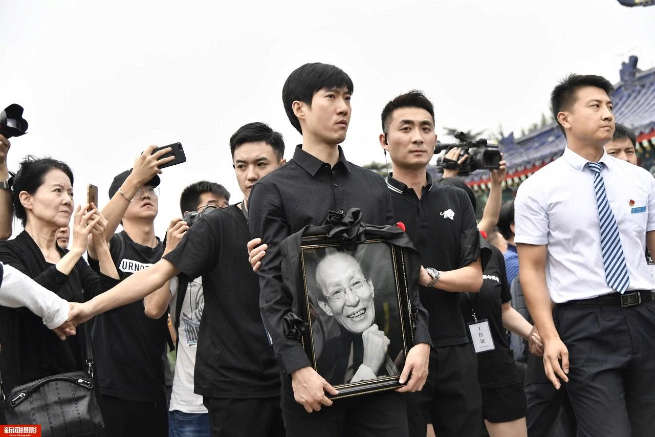 常宝华告别仪式,侯耀华露面,常远手捧遗像送别爷爷