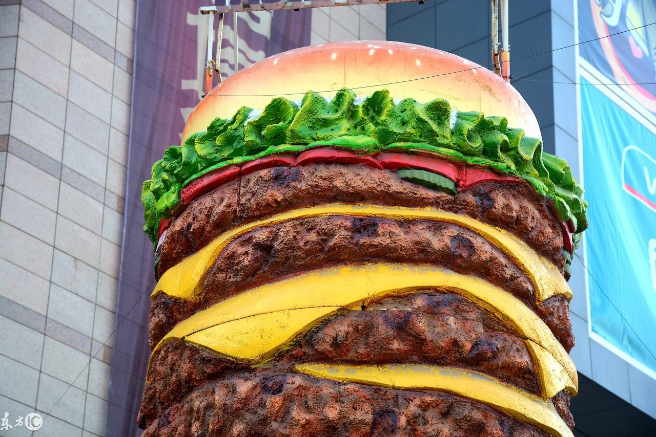 美国体育馆推出重达7磅巨无霸汉堡 一小时内吃完即可免单
