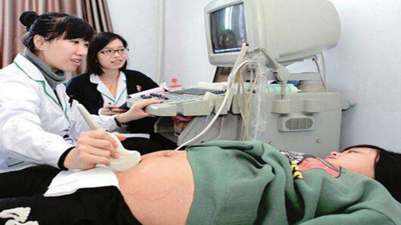 女子怀孕六个月,肚子越来越小,医生检查后,家人乐开了花!